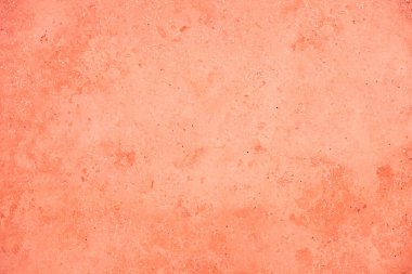 Doğal taştan yapılmış, düzensizlikler ve düzensizliklerle dolu bir yapı taşının cilalı yüzeyi.