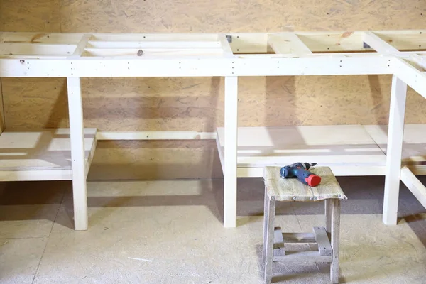 在农村的一个更衣室里建造一个木制工作台 一个工作台的框架 — 图库照片