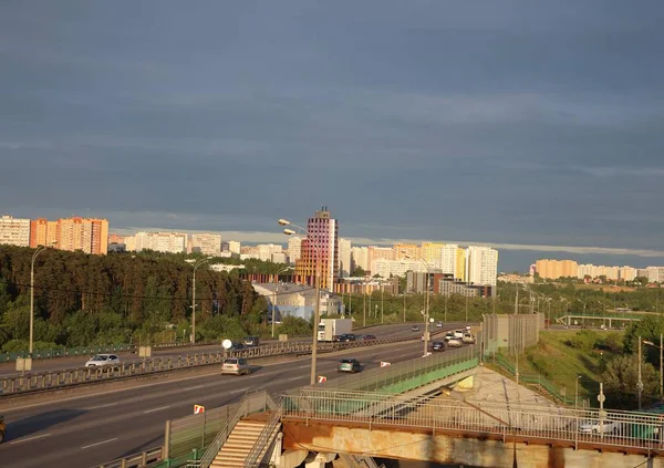 Verkehr Und Wohnbebauung Entlang Der Autobahn Domodedovskoe Gebiet Moskau Mai — Stockfoto