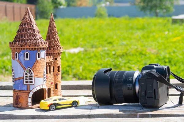 Игрушечный Домик Машина Банкноты Лежат Перед Фотокамерой Старом Верстаке Фотографии — стоковое фото