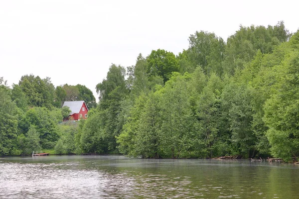 Uma Casa Solitária Perto Lago Com Bancos Arborizados Região Moscou — Fotografia de Stock