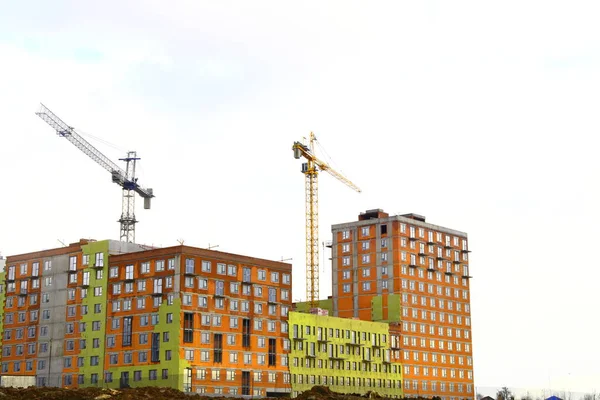 Stavební Jeřáby Nad Budovami Výstavbě Červené Zelené Barvě Moskevský Kraj — Stock fotografie