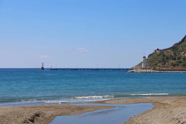 Desembocadura Pequeño Río Sobre Fondo Del Mar Faro Montañas Fondo — Foto de Stock