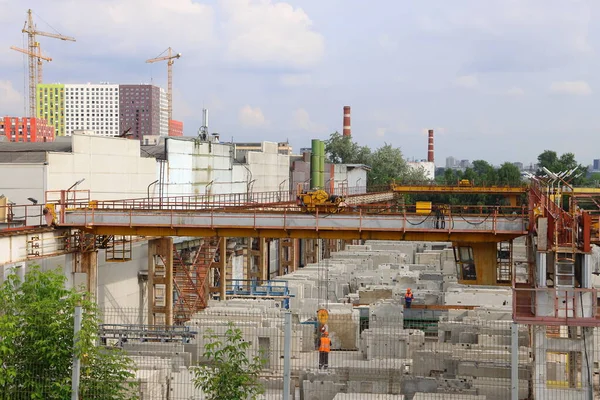 Blocos Concreto Construção São Estocados Armazém Materiais Construção Guindastes Viga — Fotografia de Stock