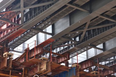 İnşaat halindeki bir üstgeçidin çelik iskelesi ve metal yapıları, Moskova, Okruzhnaya platformu, Haziran 2021