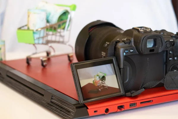 Játékkocsi Bankjegyekkel Egy Fényképezőgép Laptop Fedelén Fotózás Készlet — Stock Fotó