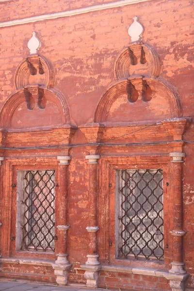 Deux Fenêtres Cintrées Dans Mur Monastère Briques Avec Peinture Écaillée — Photo