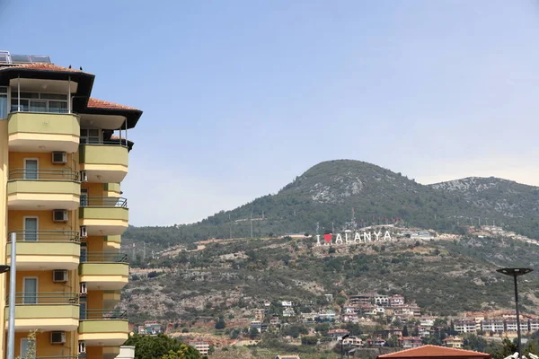 Wohnhaus Vor Einem Kiefernbedeckten Berg Alanya Türkei April 2021 — Stockfoto