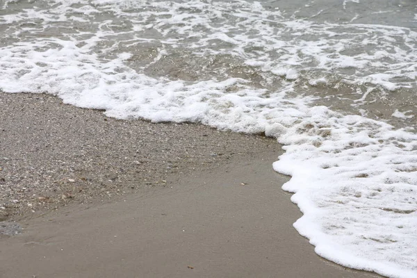 Kumsalda Beyaz Bir Işık Dalgası Ilık Denizin Dalgaları — Stok fotoğraf