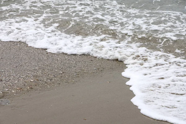 Vitt Skum Ljus Surfa Sandstranden Vågor Det Varma Havet — Stockfoto