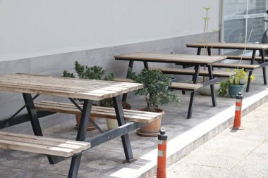 Alanya 'da bir sokak kafesinin boş masaları, şehircilik, Nisan 2021