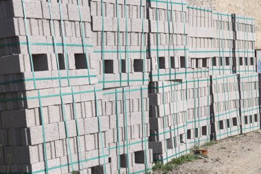 İnşaat blokları taşınmak için paketlendi ve yeşil sentetik bant tarafından engellendi.