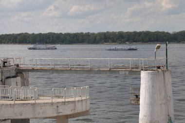 Samara, Volga 'daki nehir limanının yolcu iskelesinin beton yapıları, Temmuz 2021