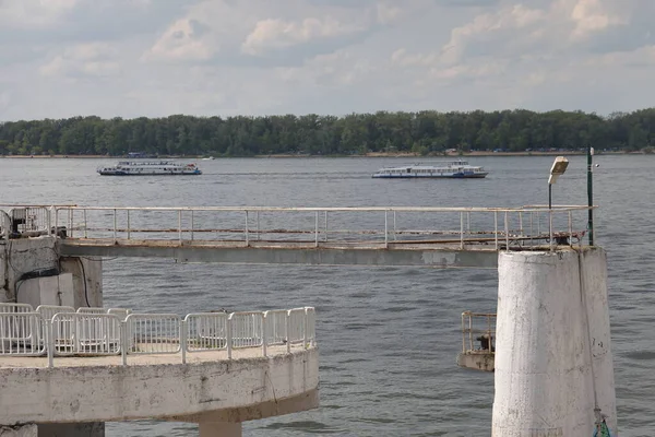 Samara, Volga 'daki nehir limanının yolcu iskelesinin beton yapıları, Temmuz 2021