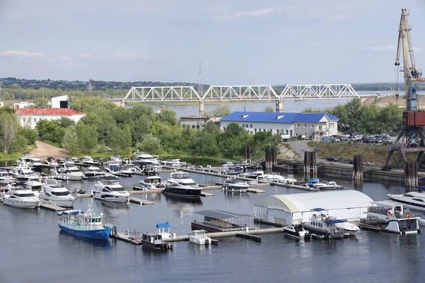 サマルカ川にかかる橋とボートやヨットの停泊地 サマラ 2021年7月 — ストック写真