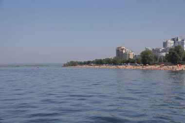 Volga Nehri ve Samara 'daki kumlu plaj, Ağustos 2021