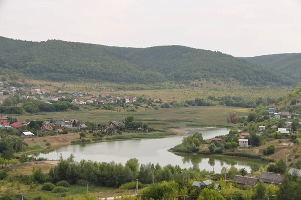 2021年8月サマラ地方シラヤエヴォの緑の丘を背景に村の池 — ストック写真