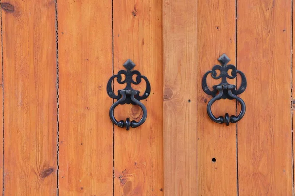 Tiradores Metal Sobre Puertas Madera Fondo Madera —  Fotos de Stock