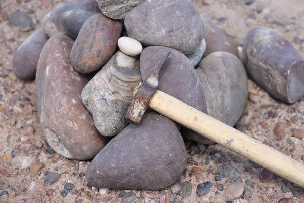 Ein Geologischer Hammer Liegt Auf Großen Rotgürteligen Kieselsteinen Grund Des — Stockfoto