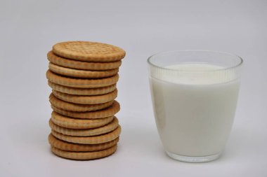 Bir bardak yoğurt, bir yığın kurabiye, sağlıklı yiyecekler ve diyet.