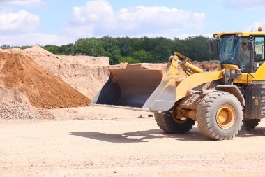 Taş ocağında taş ocağı, taş ocağı makineleri, arka plan