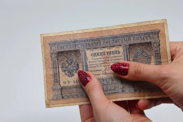 Female Hands Hold Tsarist Banknote Denomination One Ruble Payment Cash — Stock Photo, Image