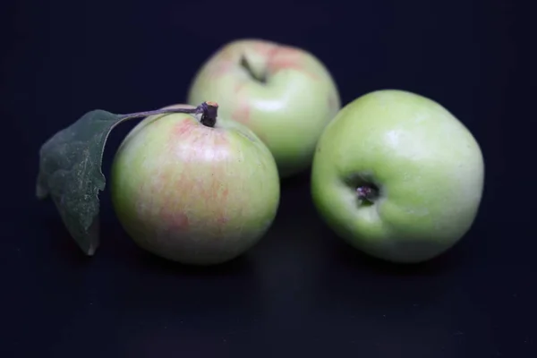 Trzy Jabłka Czarnym Tle Jabłko Zielonym Liściem Jesienne Owoce — Zdjęcie stockowe