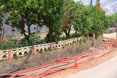 Yan yollar boyunca iletişim kurmak, tamirat.