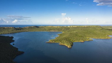 Curacao, Karayipler 'deki okyanus, sahil ve tepelerin üzerindeki hava manzarası. 
