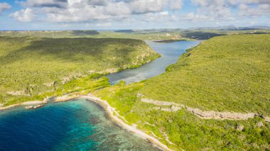 Curacao, Karayipler 'deki okyanus, sahil ve tepelerin üzerindeki hava manzarası. 