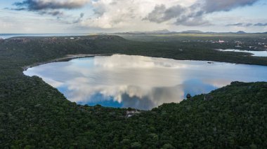 Okyanus, sahil, tepeler, göl manzaralı Curacao, Karayipler üzerindeki hava manzarası