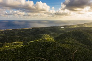 Okyanus, sahil, tepeler, göl manzaralı Curacao, Karayipler üzerindeki hava manzarası