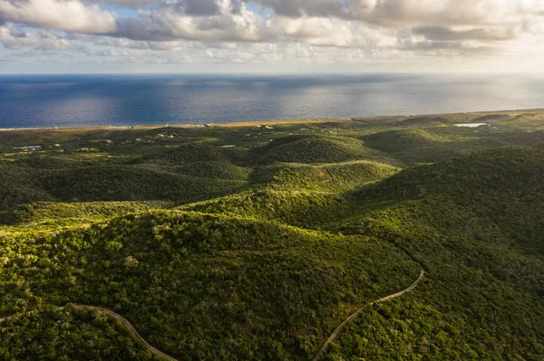 カラカオ 湖とカリブ海の風景の上の空中ビュー — ストック写真