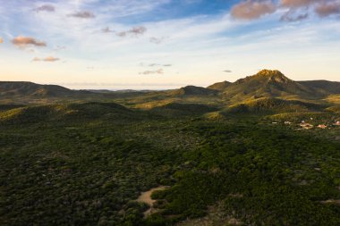 Okyanus, sahil, tepeler, göl manzaralı Curacao, Karayipler üzerindeki hava manzarası