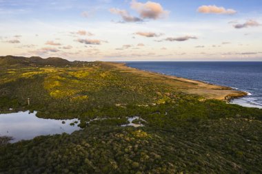 Okyanus, sahil, tepeler, göl manzaralı Curacao, Karayipler üzerindeki hava manzarası