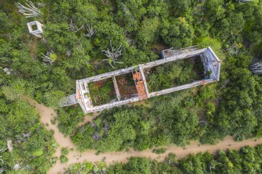 Dağlarda eski kalıntıları olan Karayipler, Curacao manzarasının üzerindeki hava manzarası