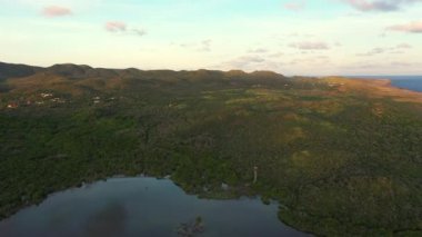 Curacao, Karayipler 'in üzerinde okyanus ve kıyı manzarası