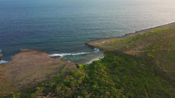 Luchtfoto boven het landschap van Curacao, Caribisch gebied met oceaan, kust — Stockvideo