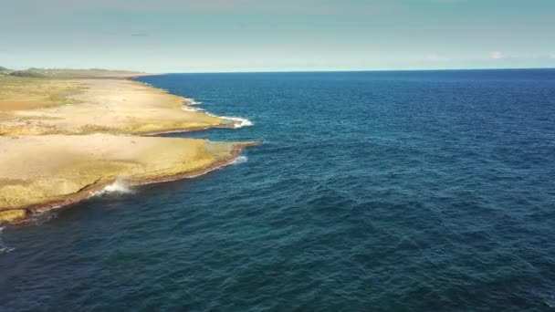 Αεροφωτογραφία πάνω από το τοπίο του Κουρασάο, Καραϊβική με ωκεανό, ακτή — Αρχείο Βίντεο