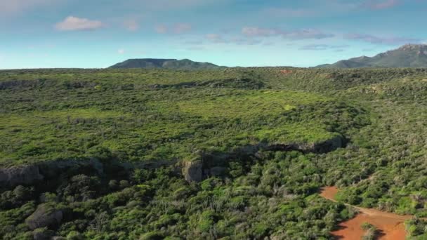 Vista aérea sobre el paisaje de Curazao, Caribe con colinas y montañas — Vídeos de Stock