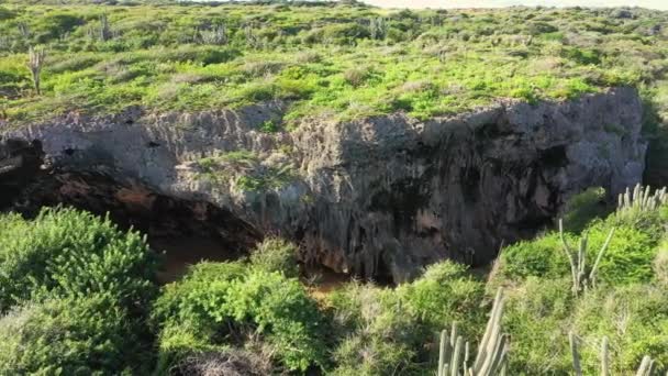 Vista aérea acima cenário de Curaçao, Caribe com colinas e montanhas — Vídeo de Stock