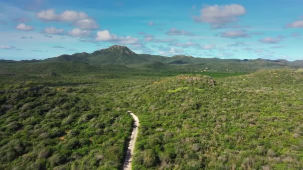 Vista aérea acima cenário de Curaçao, Caribe com colinas e montanhas — Vídeo de Stock