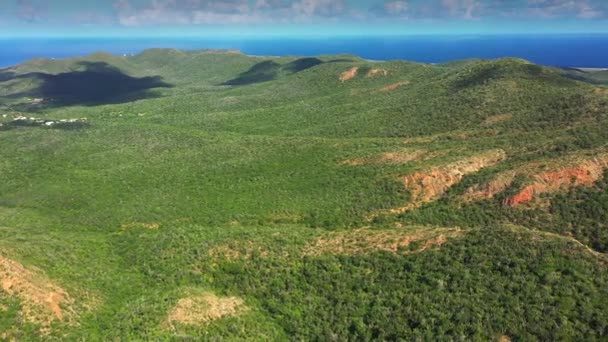 Vista aérea sobre el paisaje de Curazao, Caribe con océano, costa, montañas — Vídeos de Stock