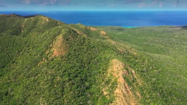 Vista aérea acima paisagem de Curaçao, Caribe com oceano, costa, montanhas — Vídeo de Stock