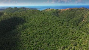 Curacao, Karayipler 'deki okyanus, sahil ve dağların üzerindeki hava manzarası.