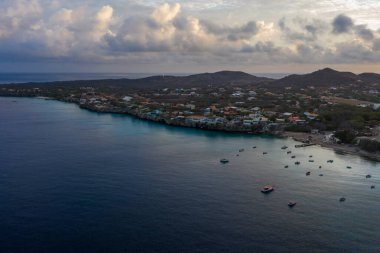 Curacao, Karayipler 'in üzerinde okyanus ve kıyı manzarası