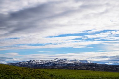 Dağlarla ve gökyüzünde bulutlarla sonbahar manzarası - İzlanda