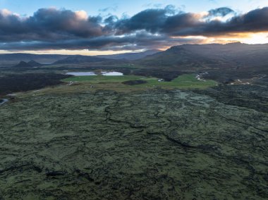 İzlanda 'da volkan krateri olan hava manzaralı bir yer.