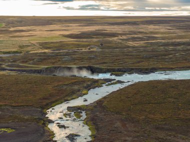 Godafoss 'un havadan görünüşü İzlanda' ya düşüyor.