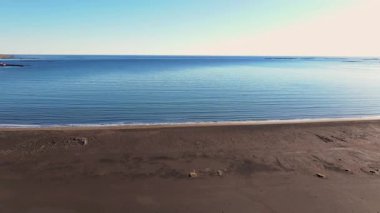 İzlanda 'da siyah plajlı bir kıyı manzarası.